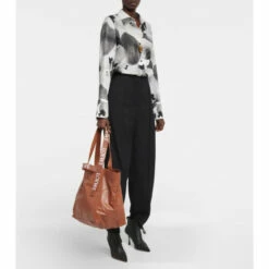 Loewe Logo Leather Shopper 8 Loewe Logo Leather Shopper -Loewe Shop unnamed file 420